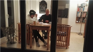 Hamburg_Ramazaan und Herr Zentner Ein Junge und ein Mann sitzen an einem Tisch.