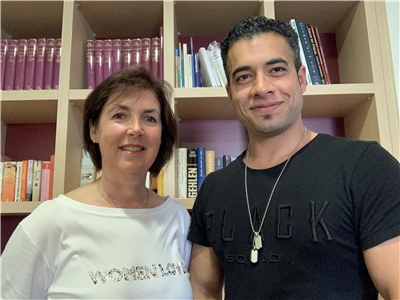 Meerbusch_Farid N Eine Frau und ein Mann vor einem Bücherregal.