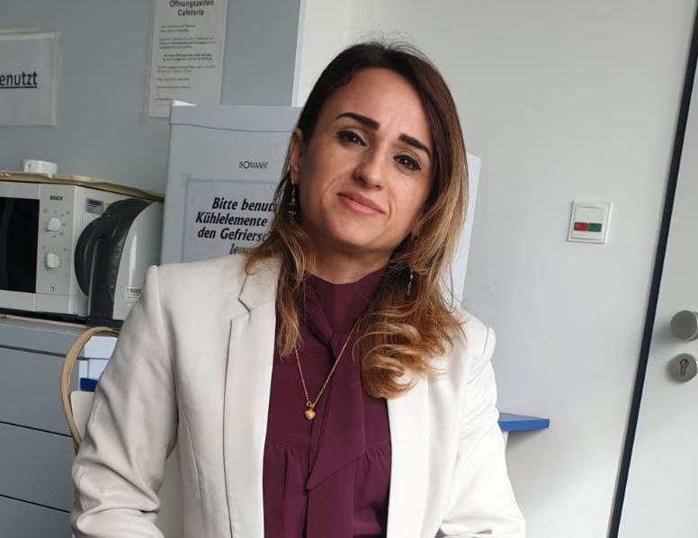 Eine Frau blickt in die Kamera.