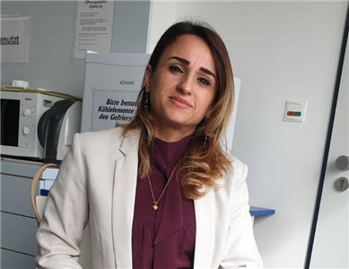 Meerbusch II_Frau Ilyas_quer Eine Frau blickt in die Kamera.