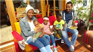 Pfarrkirchen_Familie von Worknesh Eine Familie mit drei Kindern auf einer Hollywood-Schaukel.