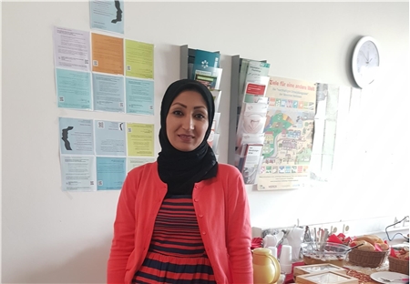 Rodgau_Nidhel Albahar Frau mit Kopftuch blickt freundlich in die Kamera.