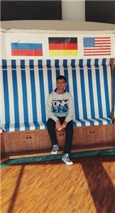 Rodgau Junger Mann sitzt auf einem Sofa.