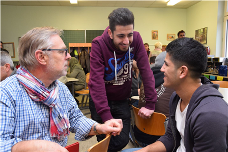 Jürgen und Ali Ein Mann ist mit zwei Jugendlichen im Gespräch