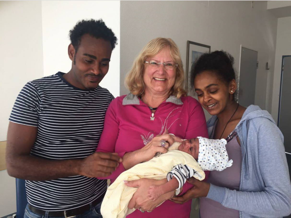 Eine Familie mit Baby und ihrer Familenpatin