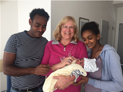 Mulugeta, Barbara, Baby Mieron und Yorsalem Eine Familie mit Baby und ihrer Familenpatin