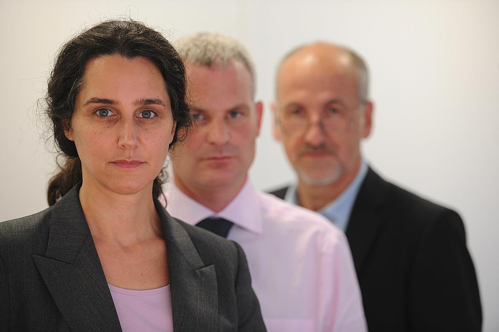 Frau vor zwei Männern