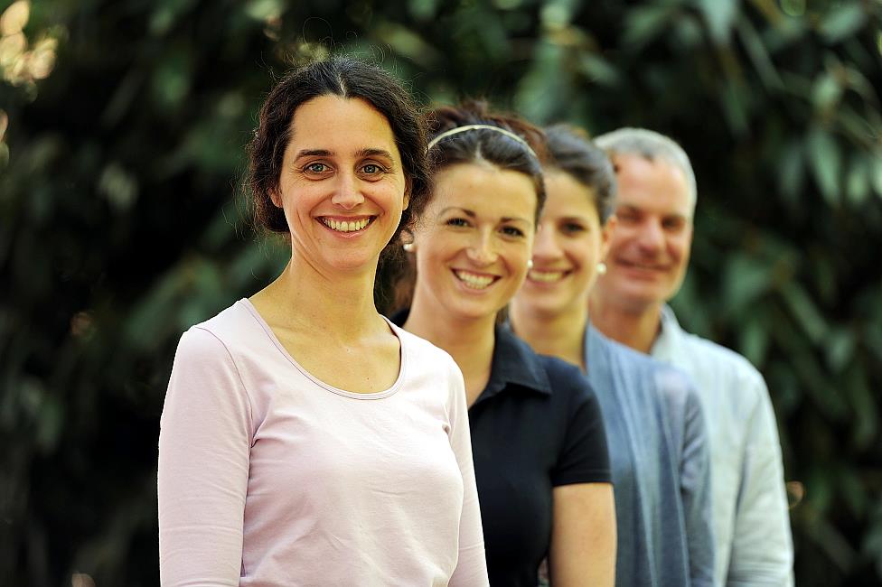 Drei Frauen mit einem Mann im Hintergrund