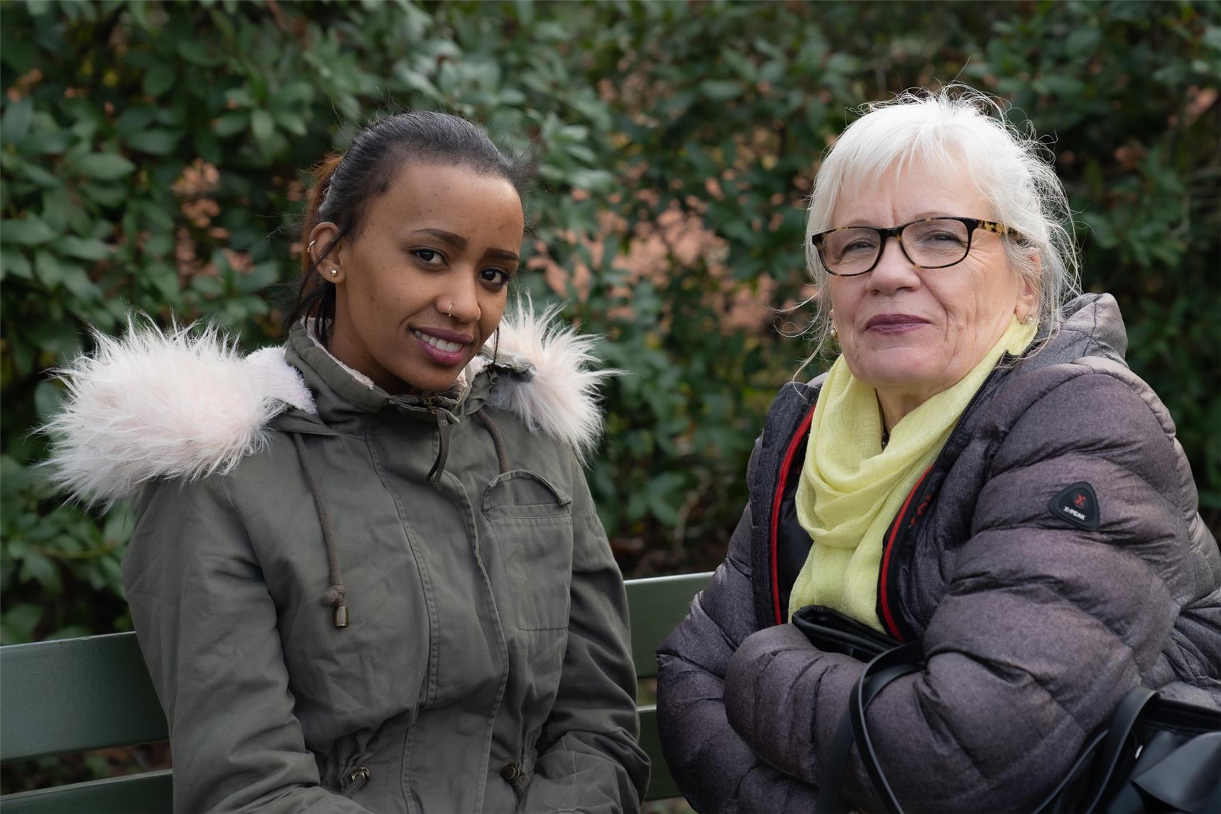 Eine junge und eine ältere Frau.