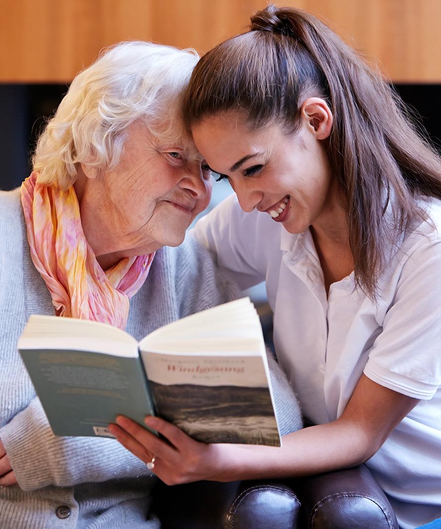 Geflüchtete Frau und alte Dame