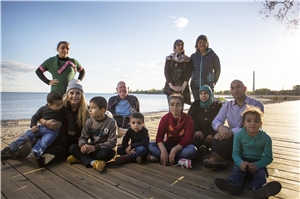 NesT Neustart im Team 1 Eine Gruppe Menschen verschiedenen Alters.