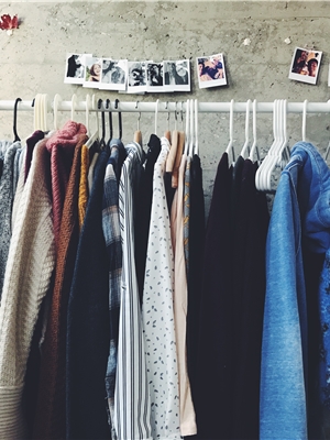 Flohmarkt gebrauchte Kleider Second Hand Second-Hand-Kleidung vom Flohmarkt