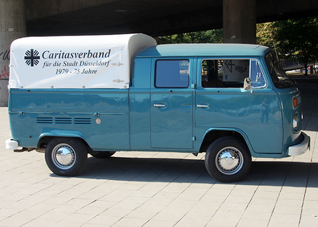 Alter VW-Bus mit Plane