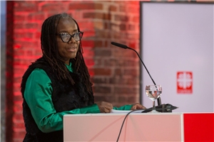 Tsitsi Dangarembga Autorin, Filmemacherin und Friedenspreisträgerin Tsitsi Dangarembga, spricht beim Festakt zum 125 . Jubiläum des Deutschen Caritasverbandes