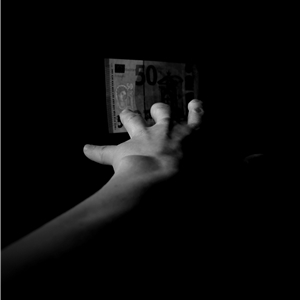 Geld weg Das Geld fliegt weg und ist nicht mehr zu halten.