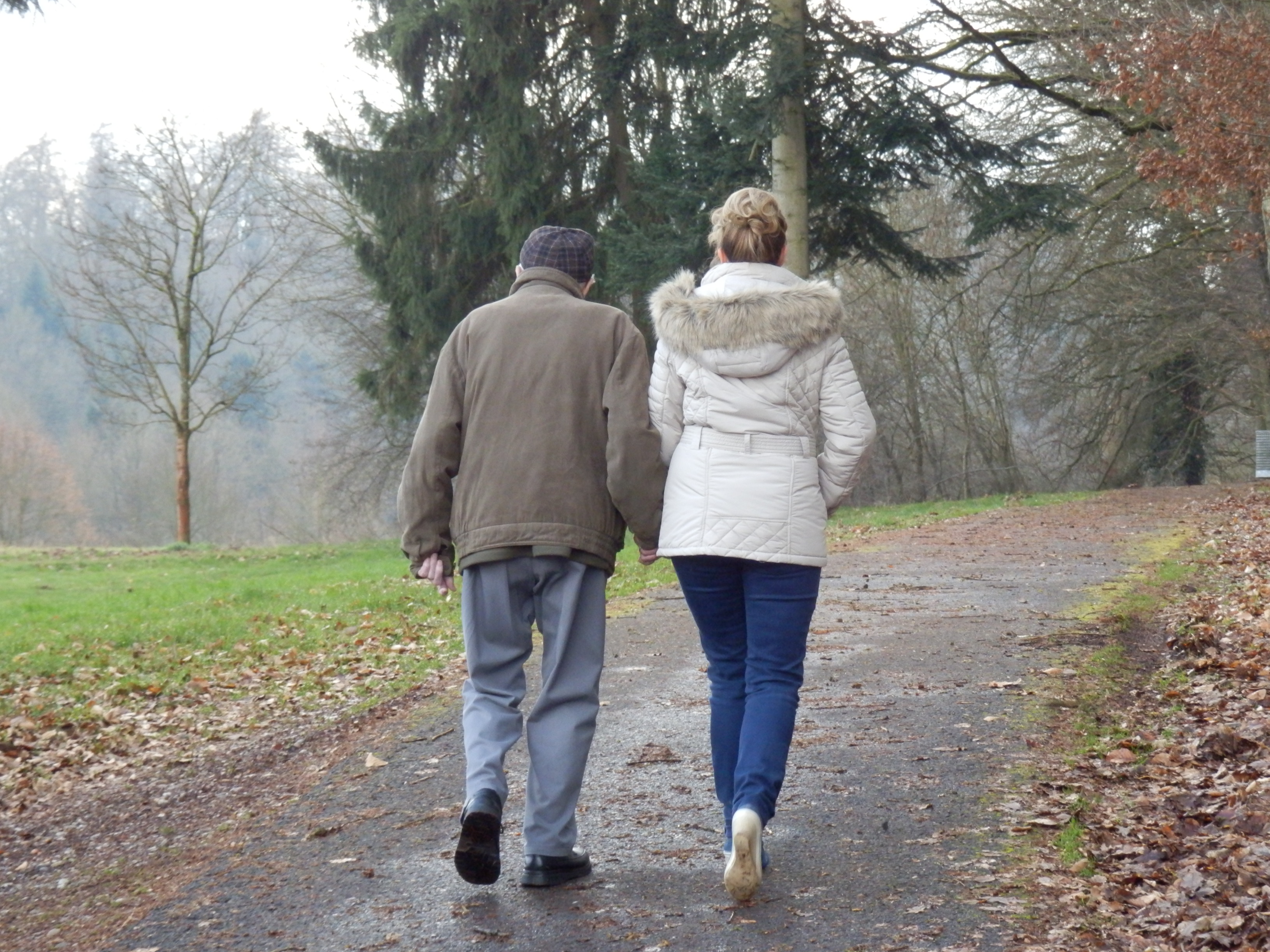 Älterer Mann mit Frau bei Spaziergang