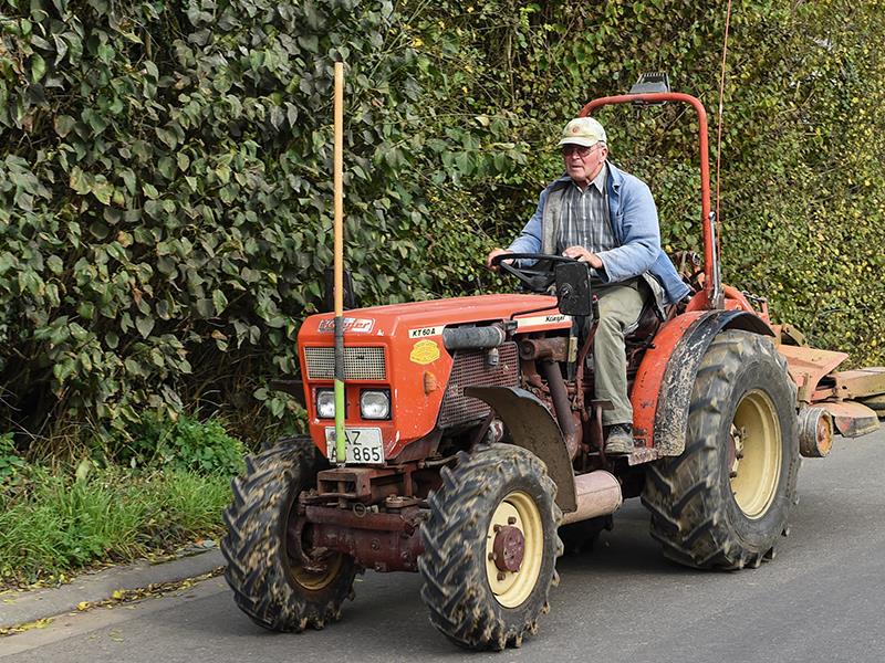 Mann auf Traktor