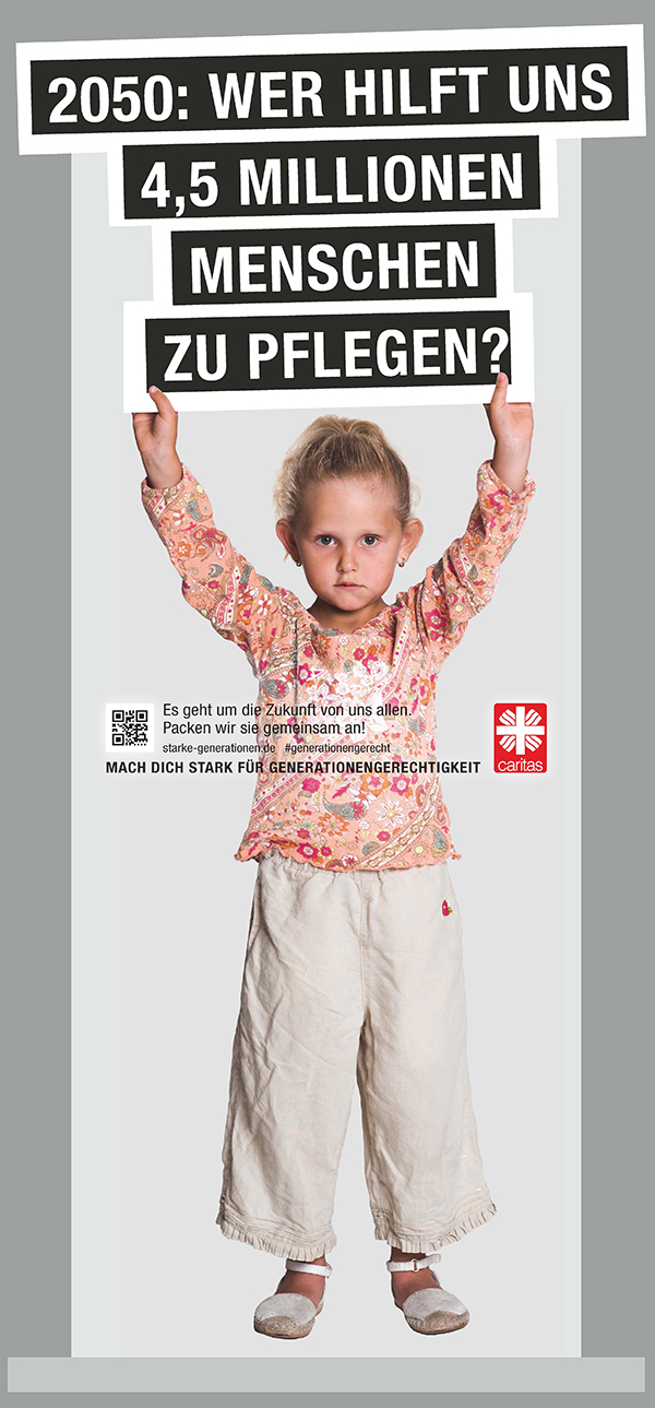 Mädchen hält Schild hoch