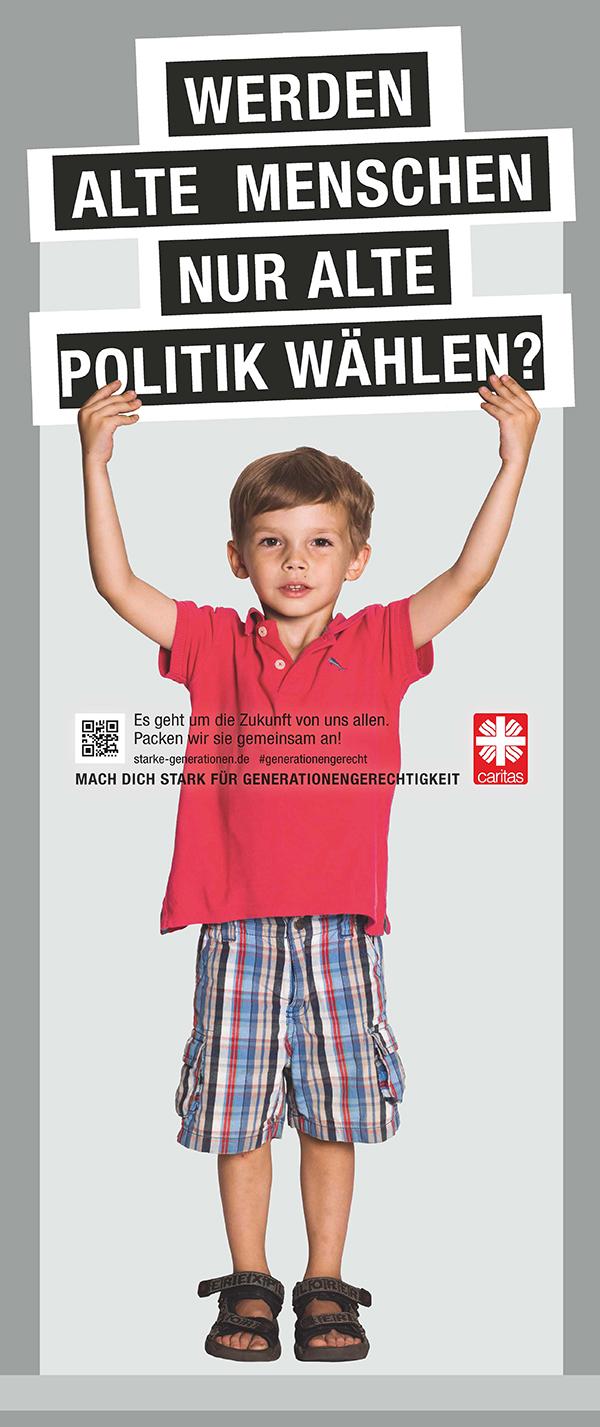 Junge hält Schild hoch