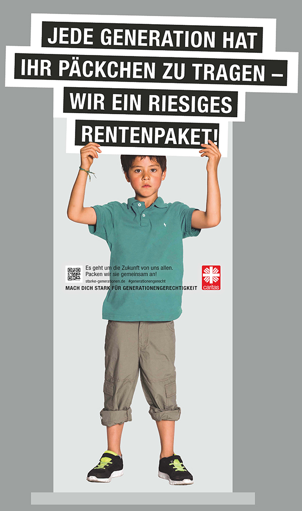 Junge hält Schild hoch