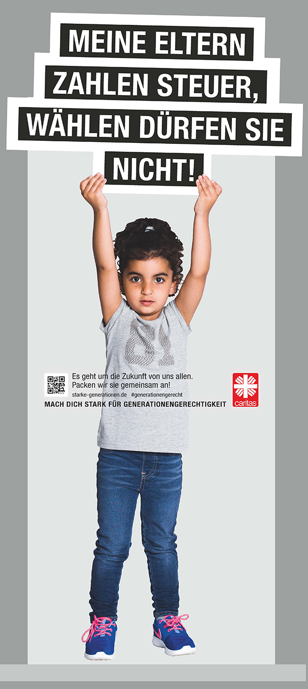 Mädchen hält Schild hoch