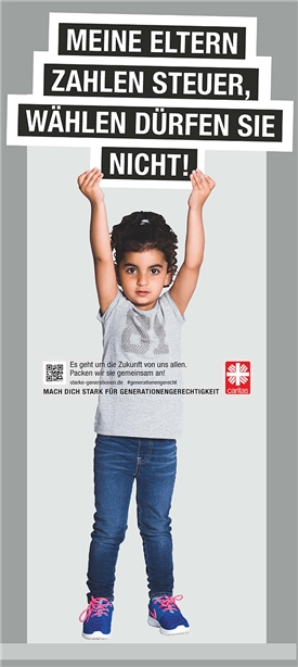Generationen Aufsteller Wahlrecht Mädchen hält Schild hoch