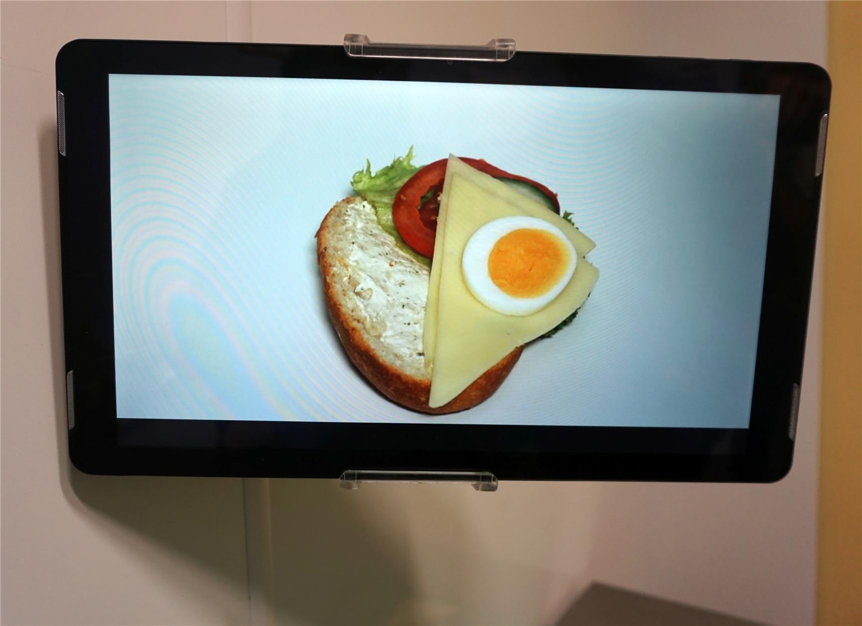 Ein perfekt belegtes Brötchen, auf dem Tablet-Bildschirm dargestellt