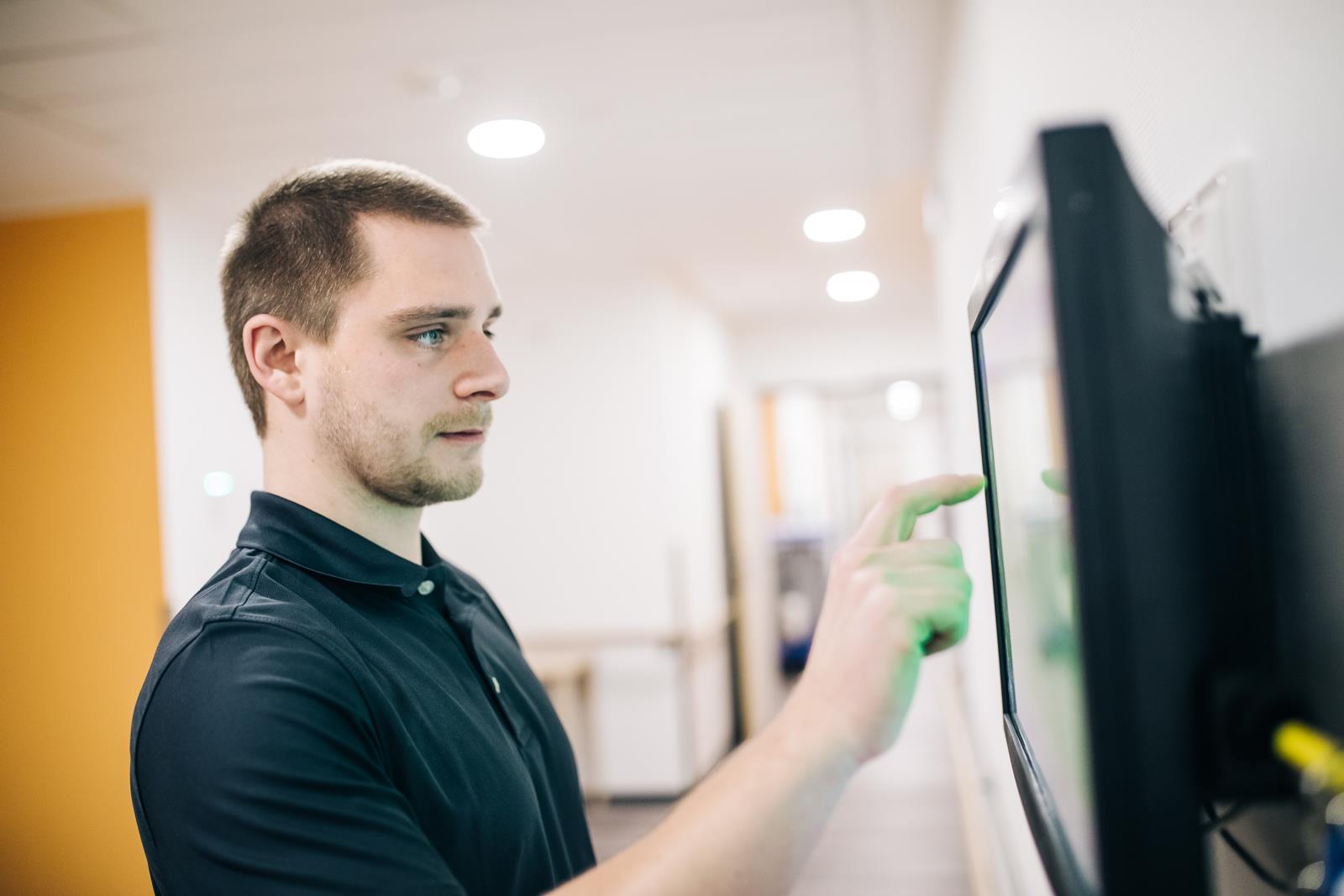 Zwei Frauen mit Brillen blicken in ein Computertablet