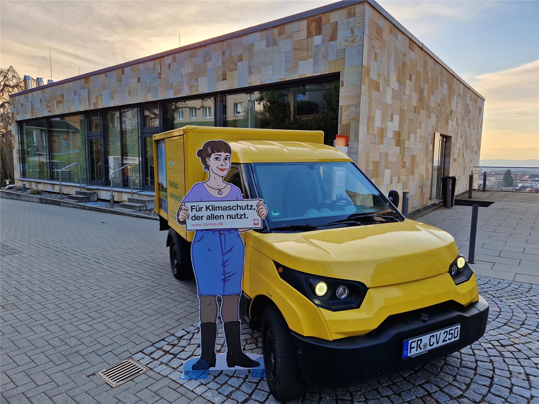 Der Dienstwagen der Caritas-Fortbildungsakademie ist ein Elektroauto, das ehemals der Post angeh�rte.