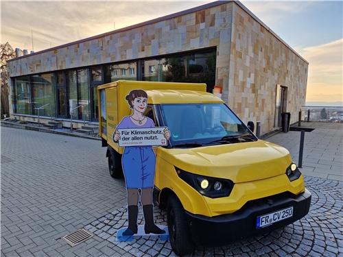 Der Dienstwagen der Caritas-Fortbildungsakademie ist ein Elektroauto, das ehemals der Post angeh�rte. Der Dienstwagen der Caritas-Fortbildungsakademie ist ein Elektroauto, das ehemals der Post angeh�rte.