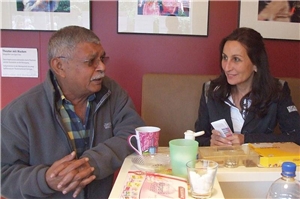 Café international Kleinostheim 3 Zwei Gäste des Café international unterhalten sich am Kaffeetisch.