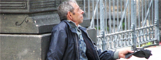 Bettler in Prag Mann bettelt in der Prager Innenstadt