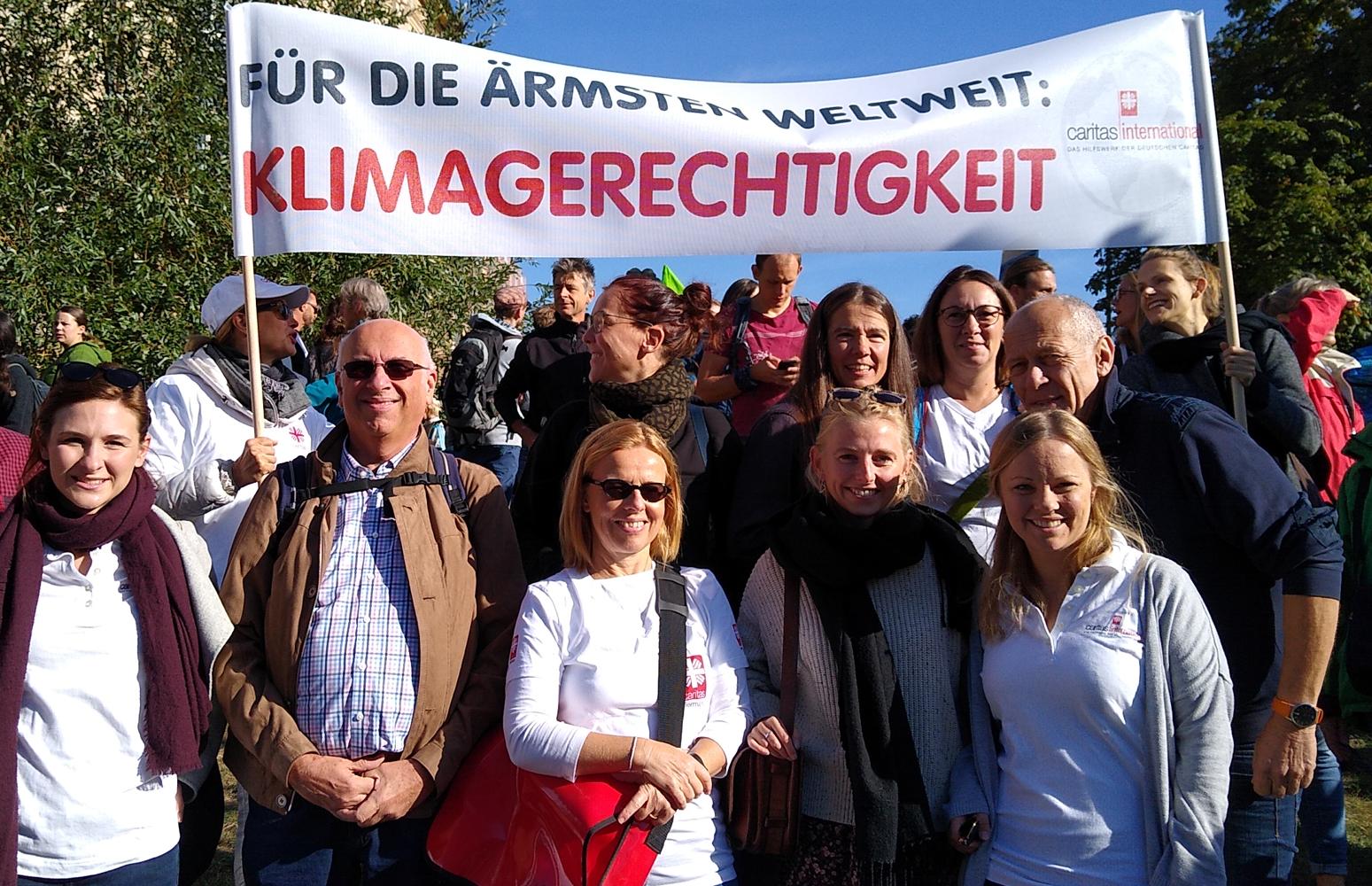 Mitarbeitende von Caritas international halten bei der Fridays-for-Future-Demonstration am 20. September 2019 ein Plakat mit der Aufschrift: Für die Ärmsten weltweit - Klimagerechtigkeit!