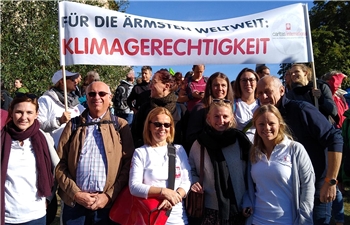 Caritas international Fridays for Future 2019 _Q_1 Mitarbeitende von Caritas international halten bei der Fridays-for-Future-Demonstration am 20. September 2019 ein Plakat mit der Aufschrift: Für die Ärmsten weltweit - Klimagerechtigkeit!