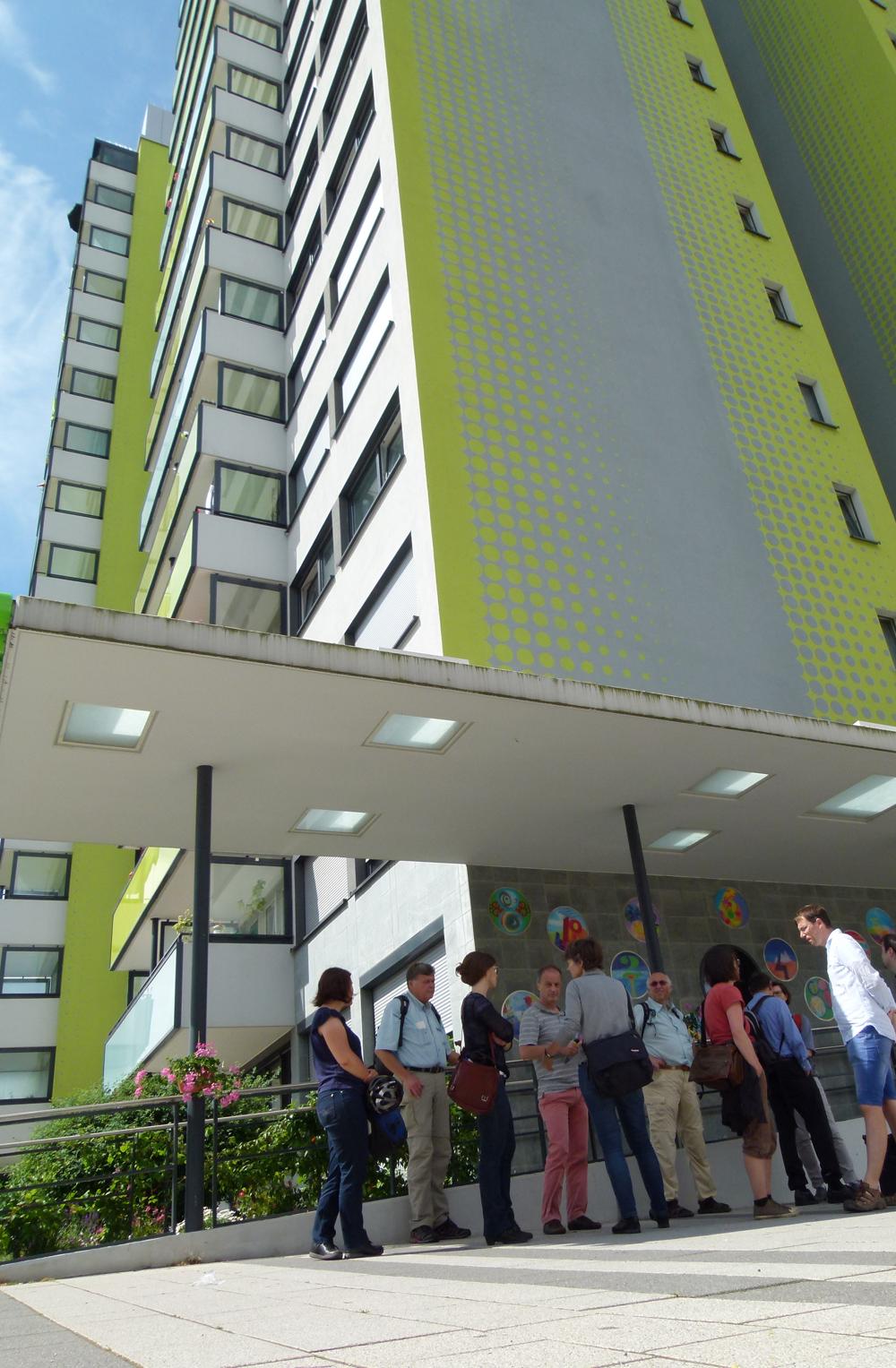 Der Wohnturm "Buggi50" in Freiburg aus der Froschperspektive.