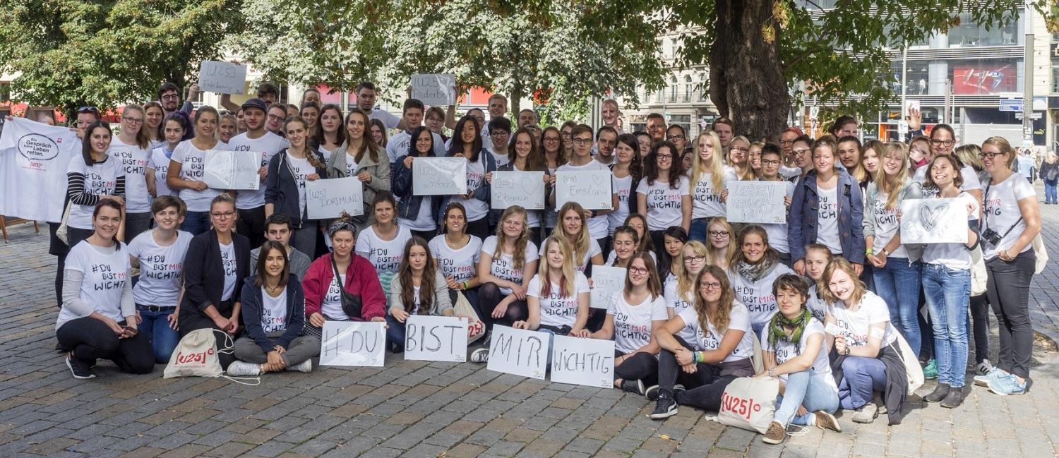 Gruppenbild vieler Ehrenamtlichen des Prokekts [U25]