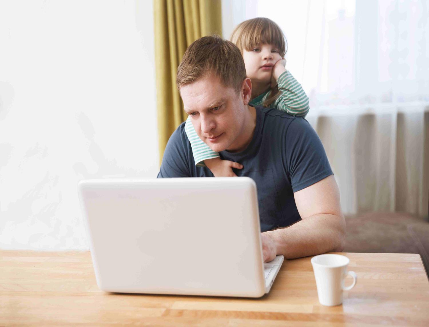 Home Office und gleichzeitig die Kinder betreuen - das Coronavirus verlangt Eltern viel ab. 