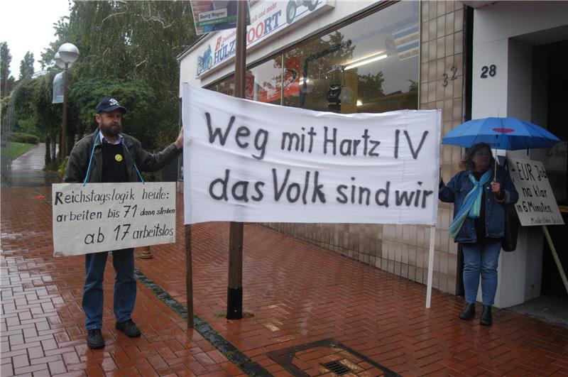 Zwei Demonstrierende mit Plakaten 