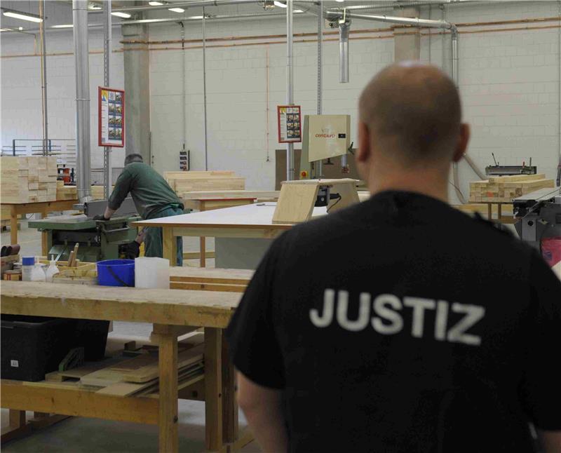 JVA-Beamter und Inhaftierter in Gefängnisschreinerei