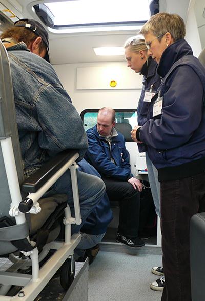 Mann wird in Caritas-Bus medizinisch versorgt