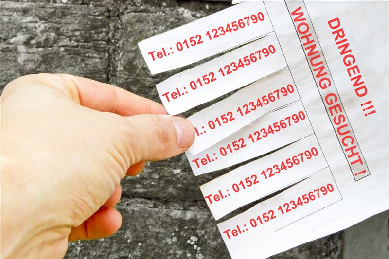 Annonce von einem Wohnungssuchenden mit Abreis-Telefonnummern