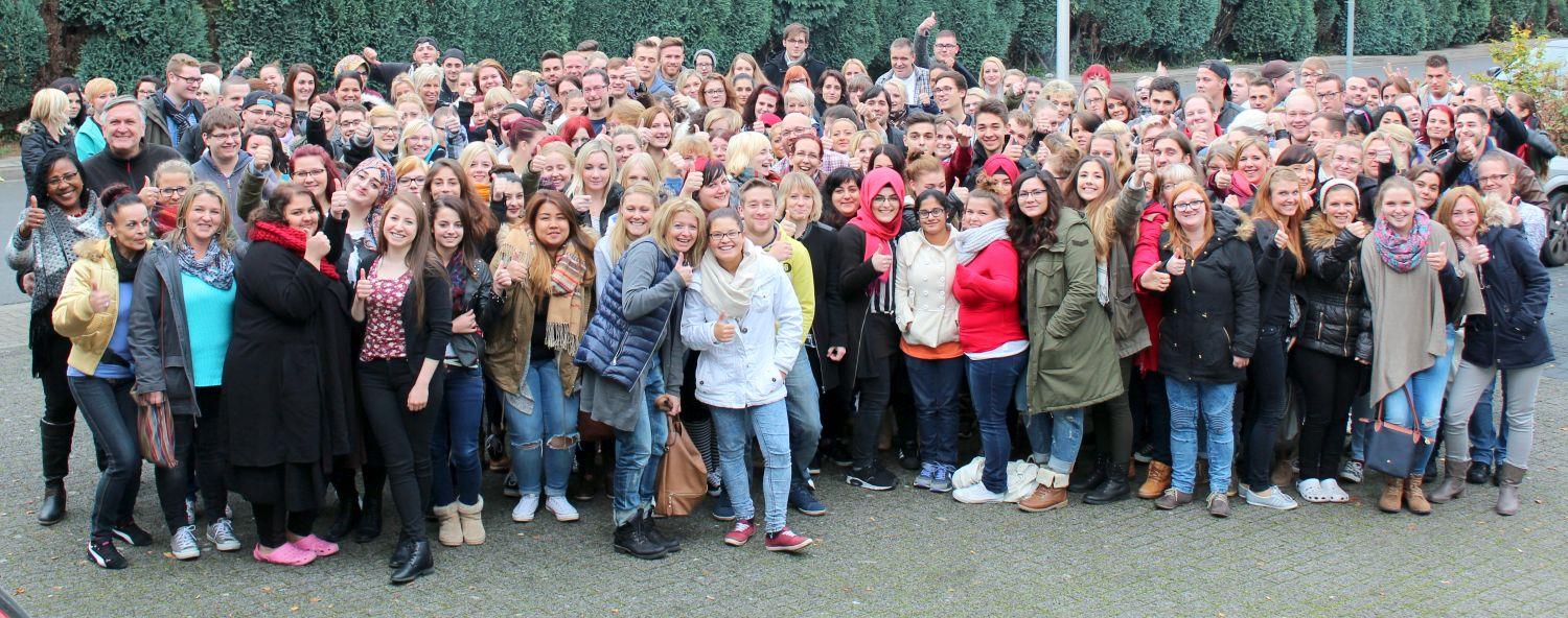 kompletter Jahrgang von zufriedenen Auszubildenden als Gruppenfoto