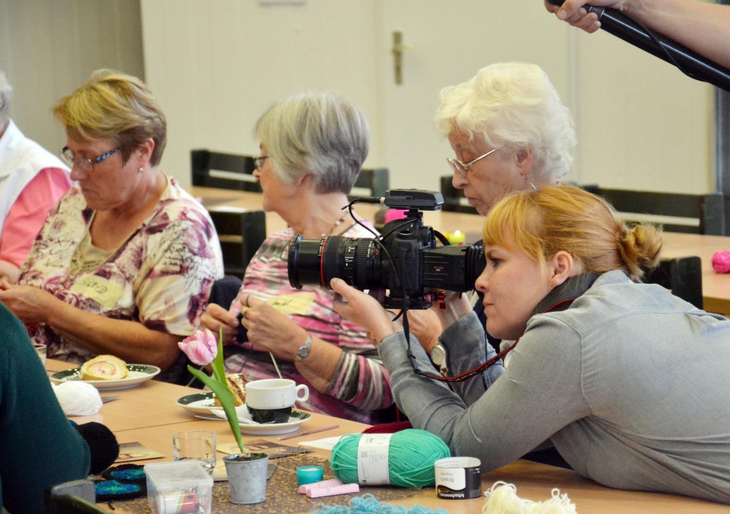 Jung-Reporterin Film Interview im Altenheim