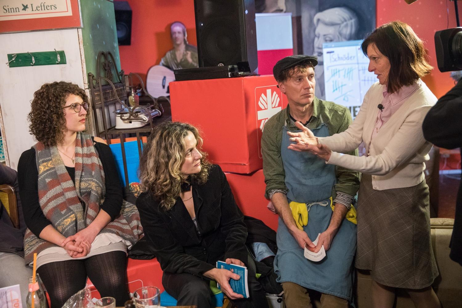 Vier Erwachsene tauschen sich aus beim Argumentationstraining.