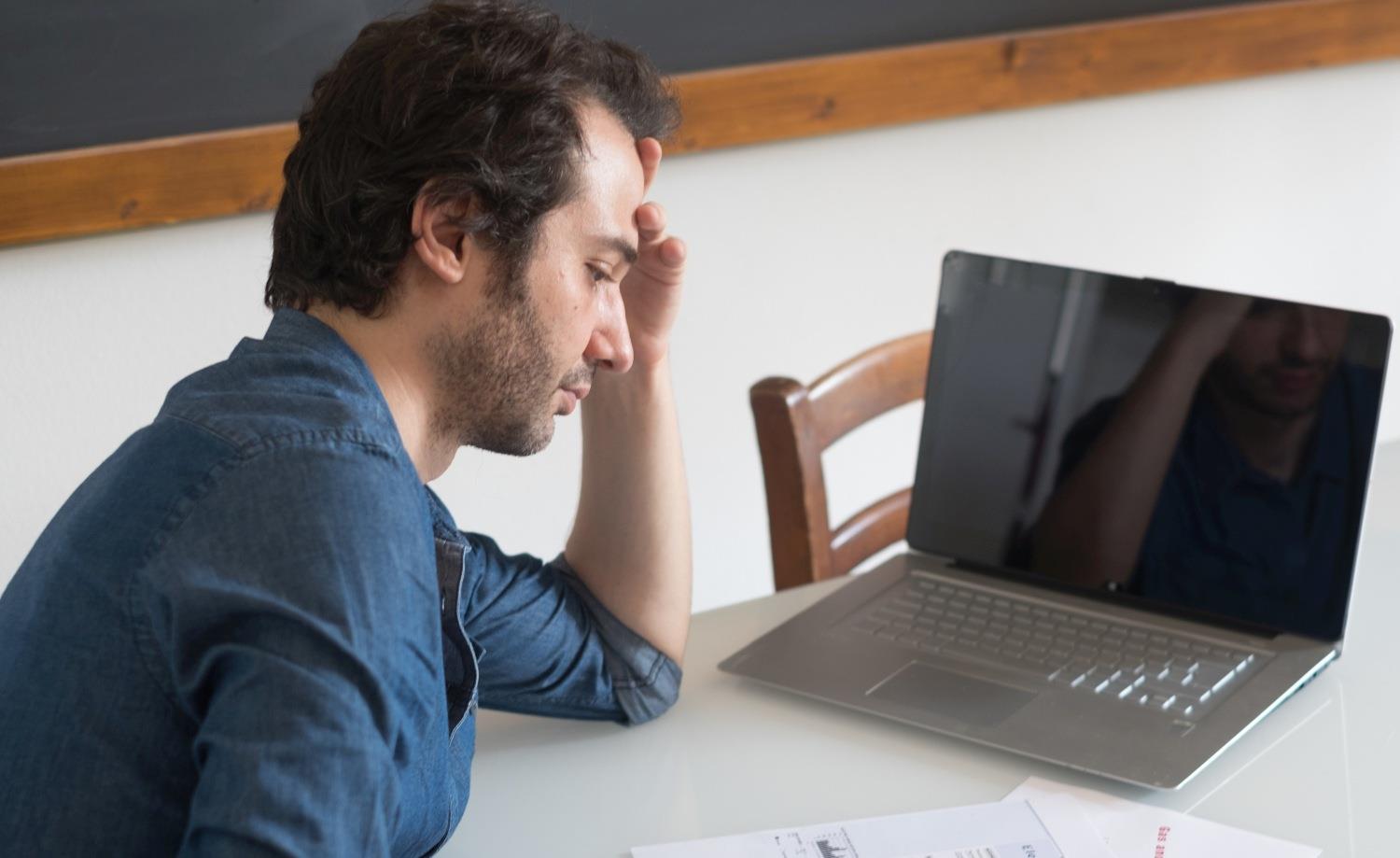 Junger Mann konzentriert sich auf das Lesen von Dokumenten.
