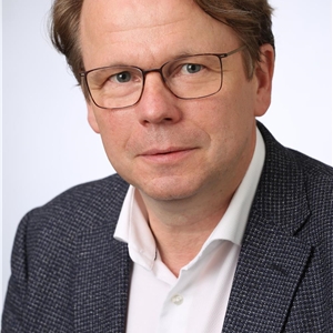 Markus Matthias Leineweber Portrait eines Mannes mit braunen Haaren und Brille