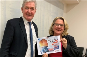 Svenja Schulze Gespräch Thomas Becker Bundesministerin Svenja Schulze und Thomas Becker vom Deutschen Caritasverband präsentieren eine Broschüre.