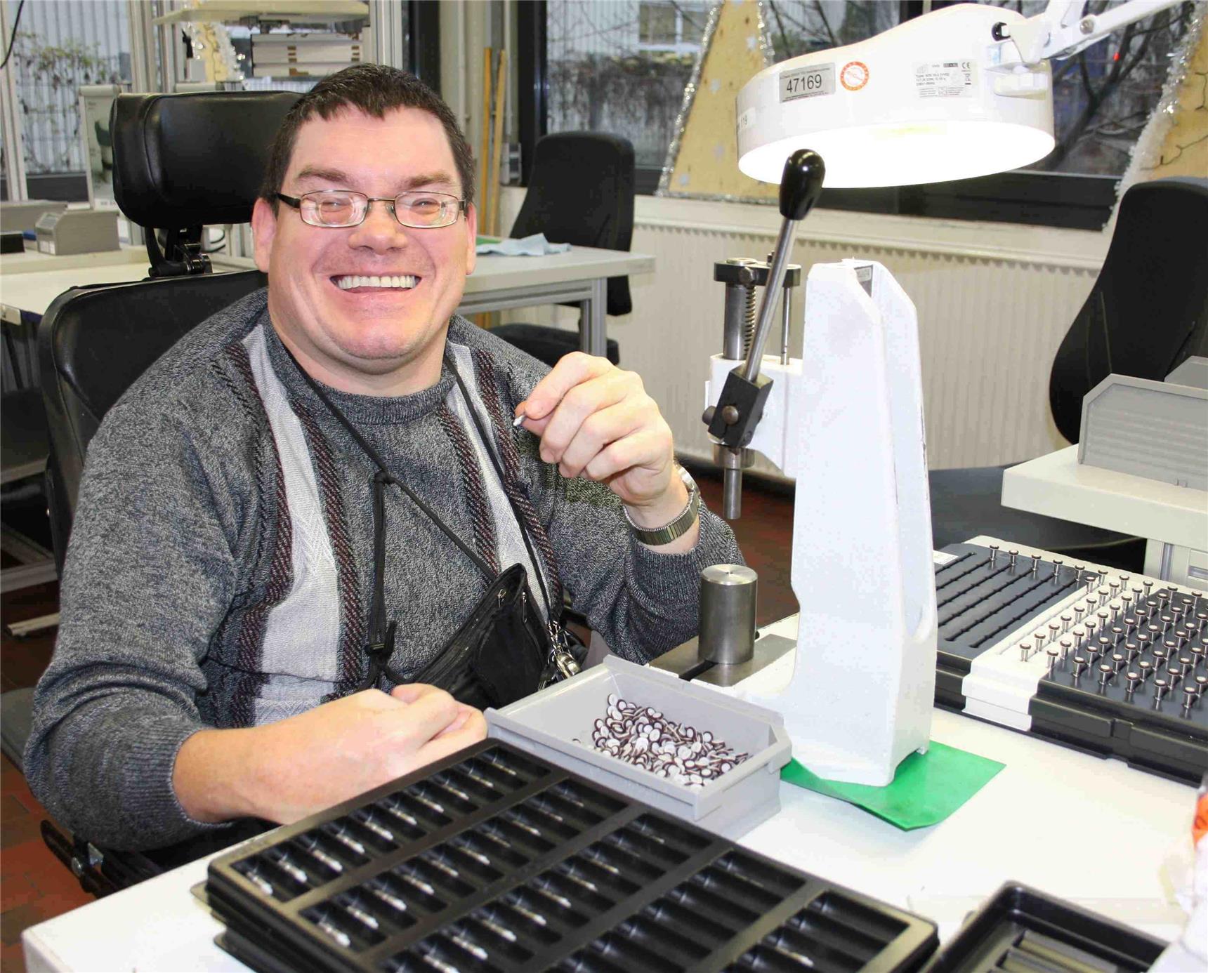 Ein Beschäftigter der Neckartalwerkstätten des Caritasverbands Stuttgart an seinem Arbeitsplatz 2018.