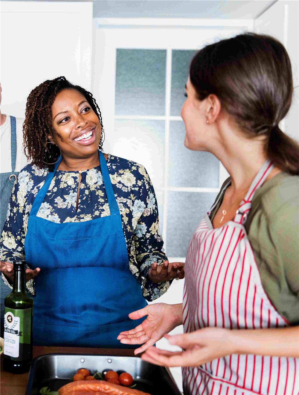 Weiterbildung in einer Ausbildungsküche - 2 Frauen diskutieren.