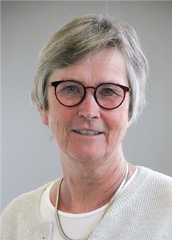 Mutmach-Stiftung_Ursula Tölle Ältere Dame mit halblangen grauen Haaren, Brille und Kette um den Hals.